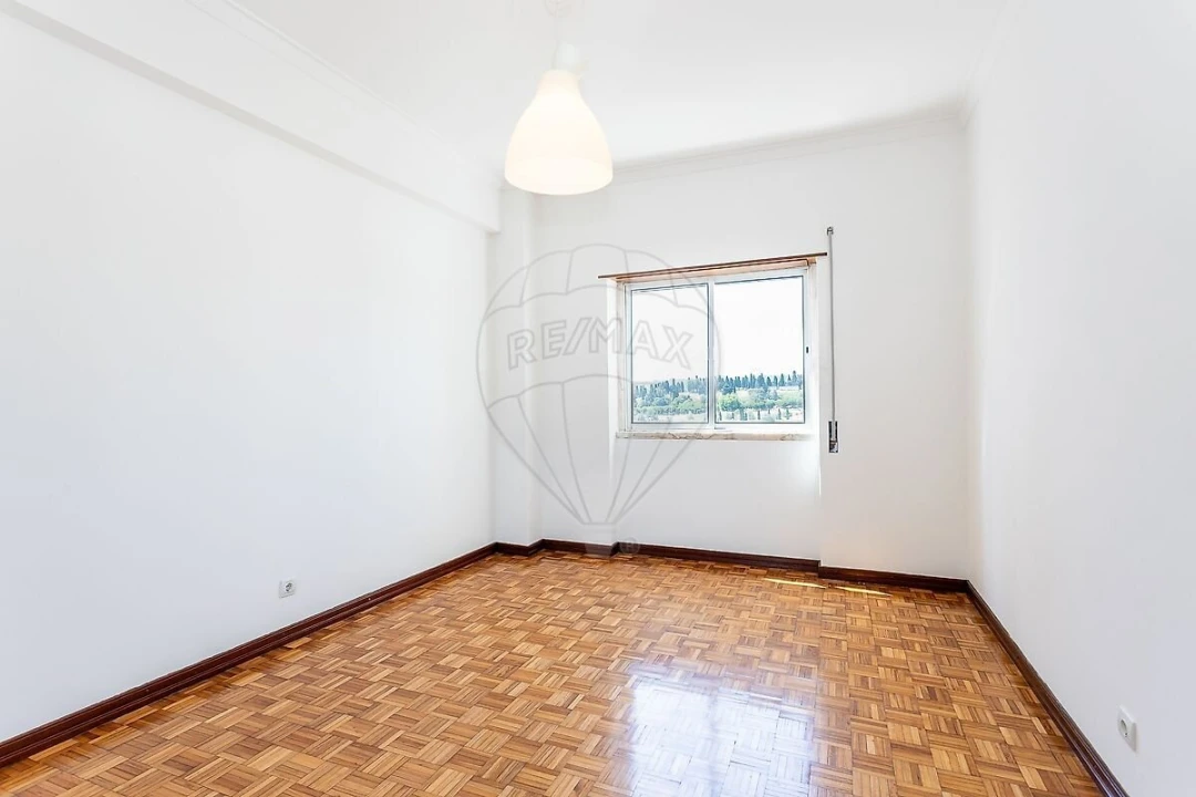 Apartamento T0 para Venda em Pontinha e Famões Foto 8
