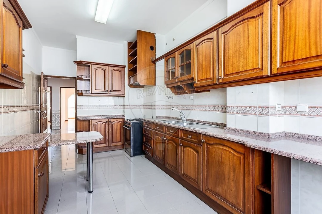 Apartamento T0 para Venda em Pontinha e Famões Foto 2