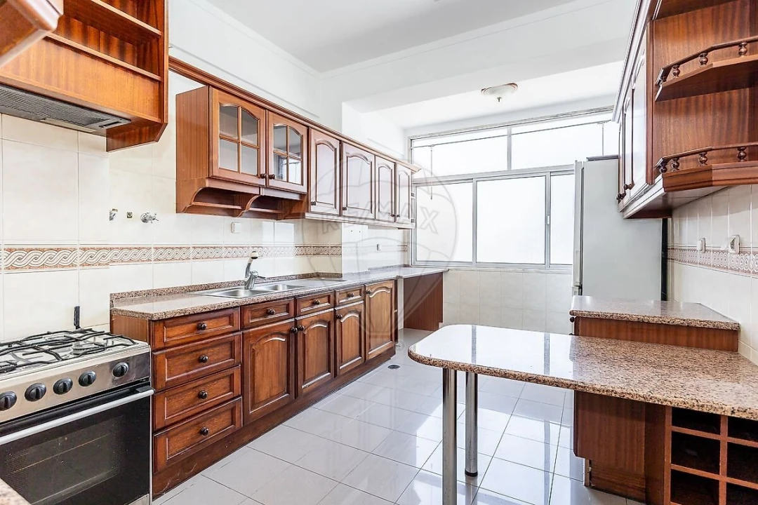 Apartamento T0 para Venda em Pontinha e Famões Foto 3