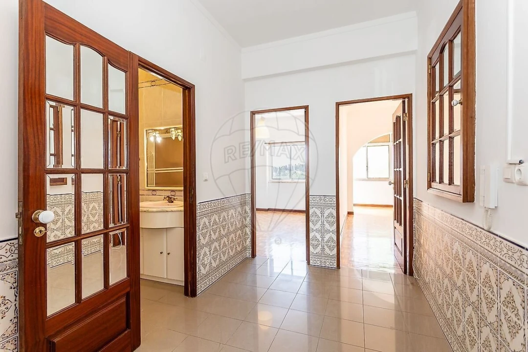 Apartamento T0 para Venda em Pontinha e Famões Foto 1