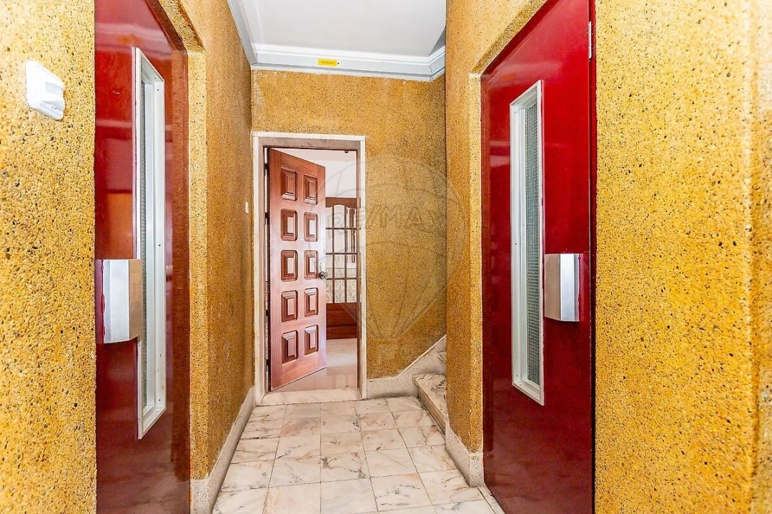 Apartamento T0 para Venda em Pontinha e Famões Foto 14