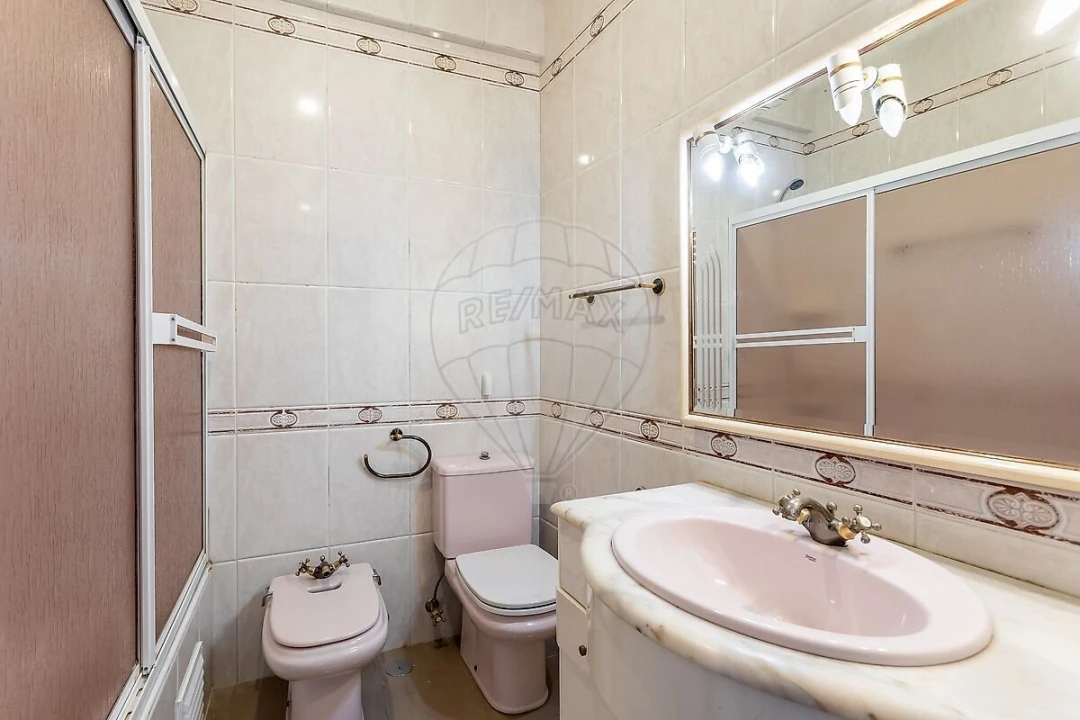 Apartamento T0 para Venda em Pontinha e Famões Foto 7