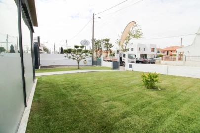 Loja para Arrendamento em Charneca de Caparica e Sobreda