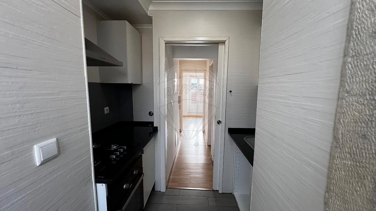 Apartamento T2 para Arrendamento em Misericórdia Foto 11