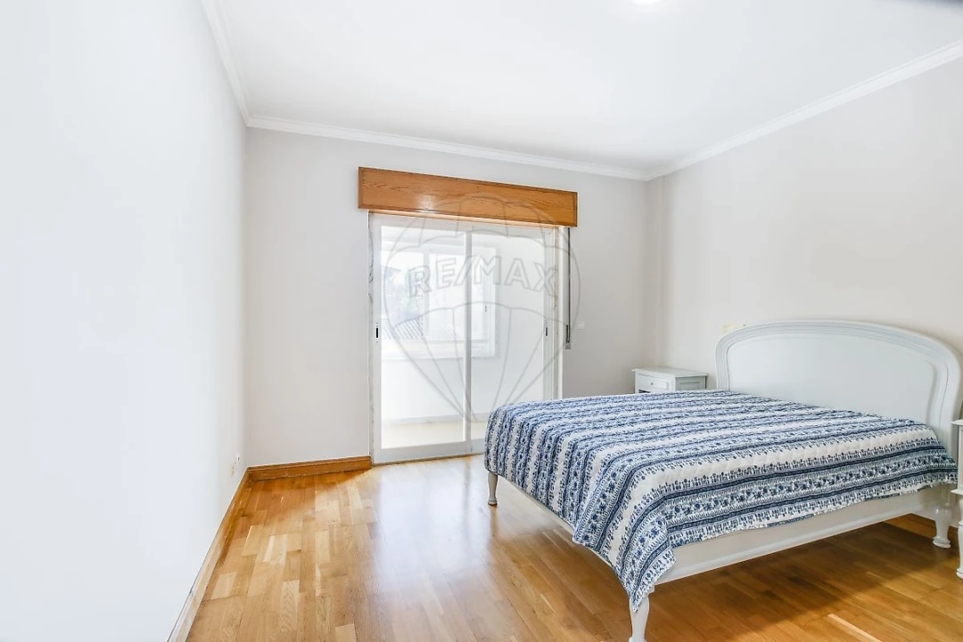 Apartamento T1 para Venda em Carcavelos e Parede Foto 3