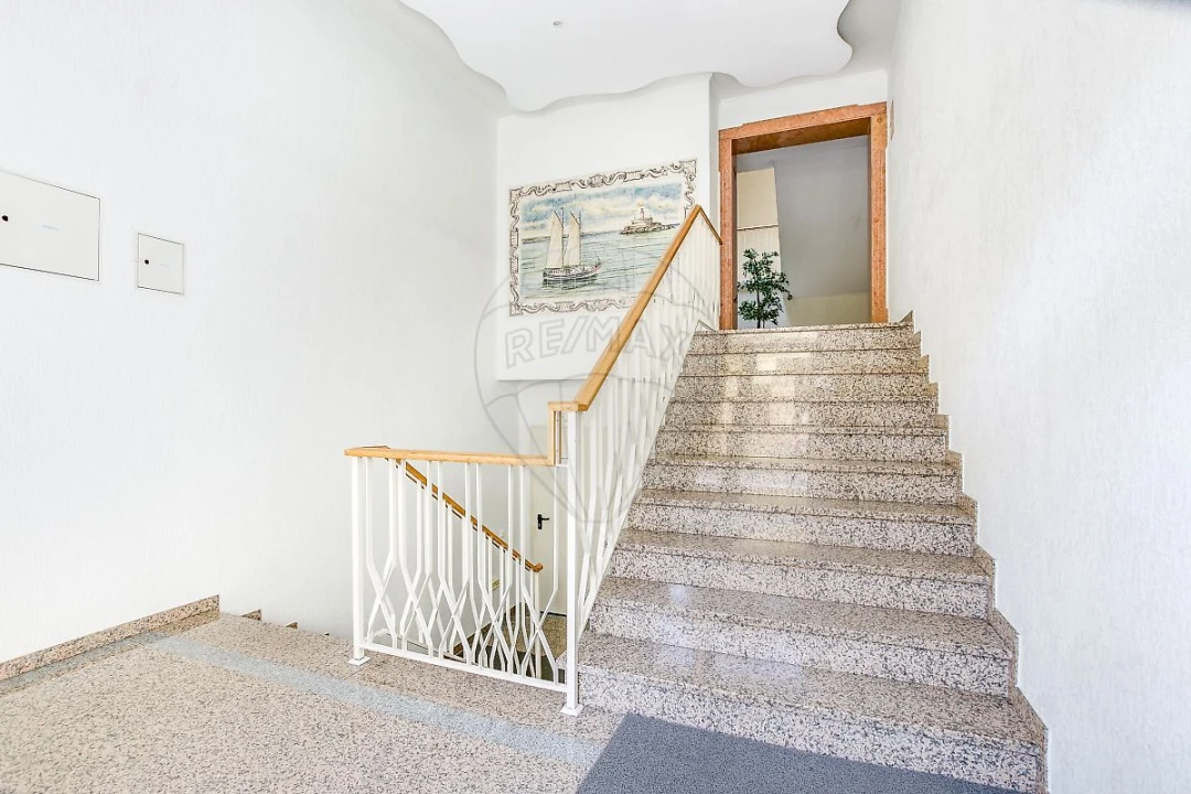 Apartamento T1 para Venda em Carcavelos e Parede Foto 10
