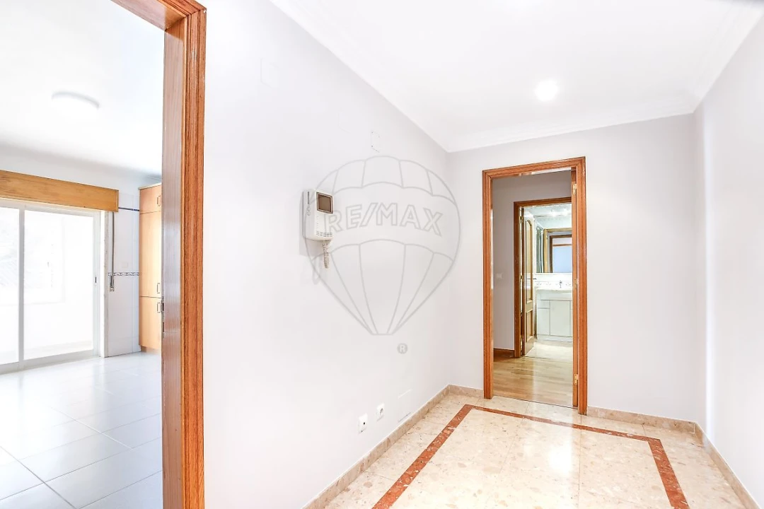 Apartamento T1 para Venda em Carcavelos e Parede Foto 2