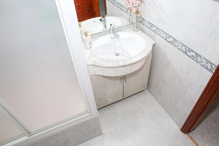 Apartamento T2 para Venda em Carregado e Cadafais Foto 29