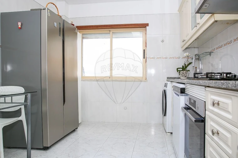 Apartamento T2 para Venda em Carregado e Cadafais Foto 9