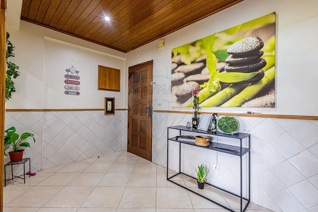 Apartamento T2 para Venda em Queluz e Belas Foto 1