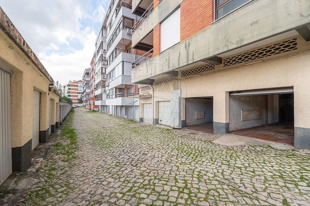 Apartamento T7 para Arrendamento em Santo Antonio dos Olivais Foto 6