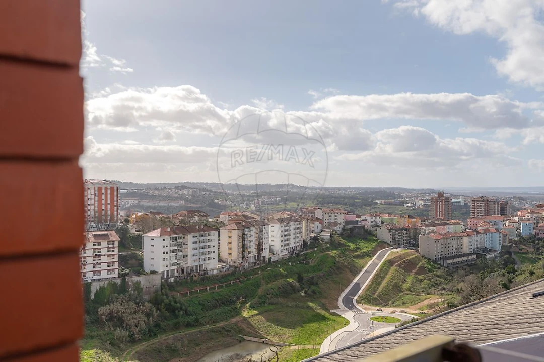 Apartamento T7 para Arrendamento em Santo Antonio dos Olivais Foto 23