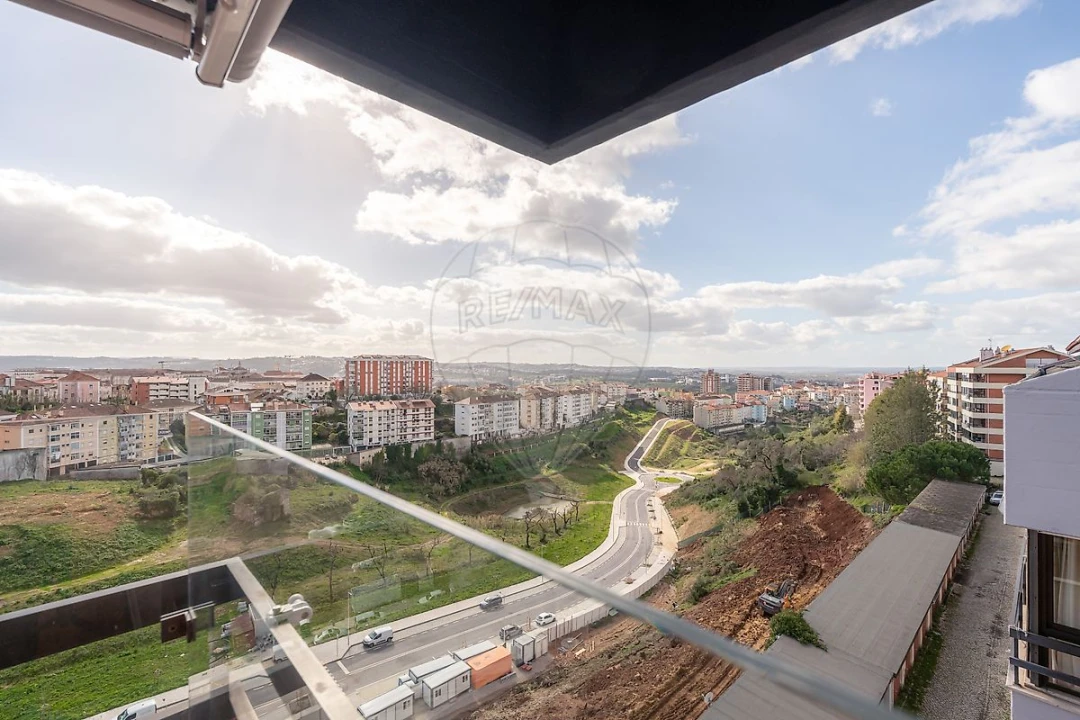 Apartamento T7 para Arrendamento em Santo Antonio dos Olivais Foto 22
