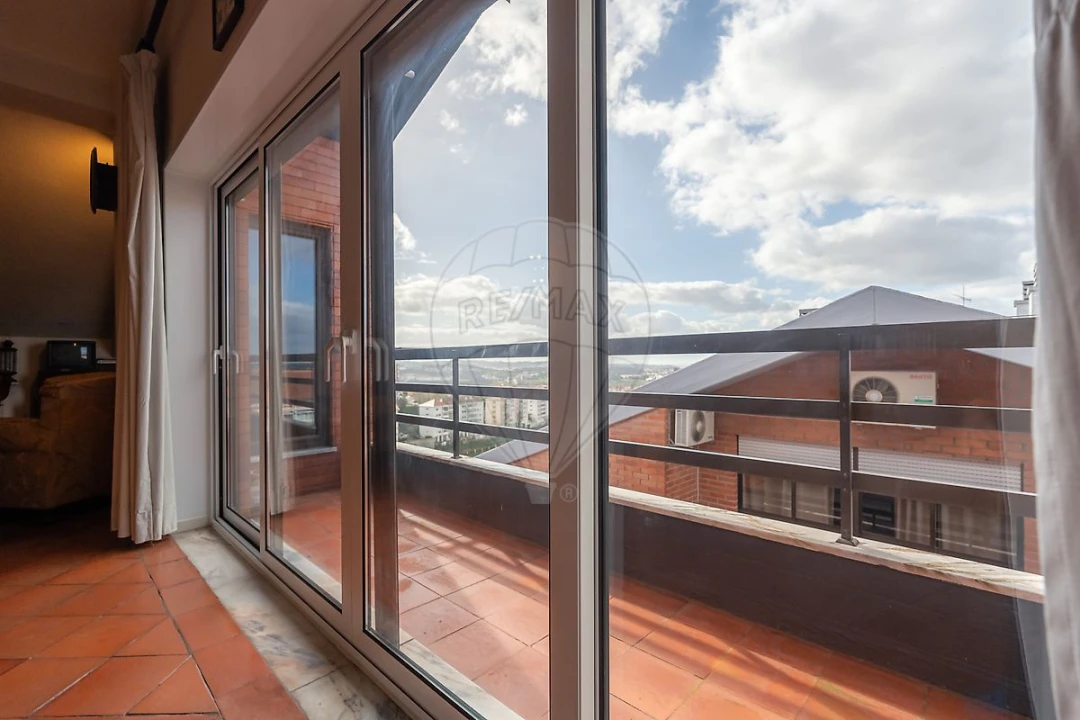 Apartamento T7 para Arrendamento em Santo Antonio dos Olivais Foto 3