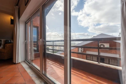 Apartamento T7 para Arrendamento em Santo Antonio dos Olivais