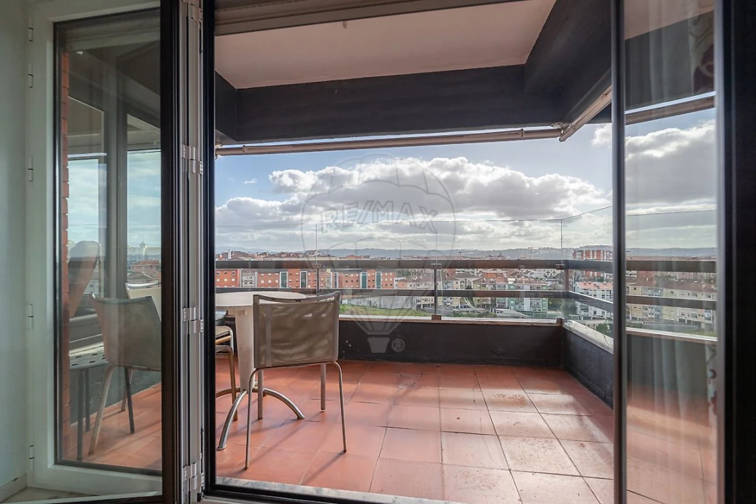 Apartamento T7 para Arrendamento em Santo Antonio dos Olivais Foto 20