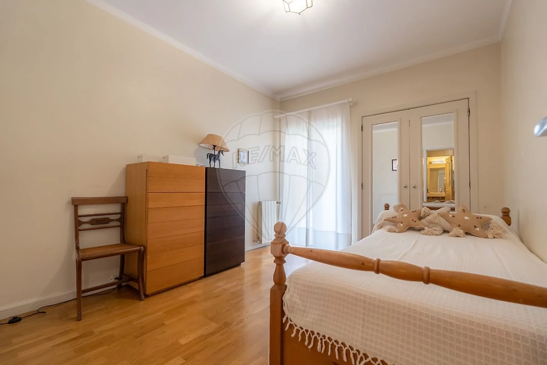 Apartamento T7 para Arrendamento em Santo Antonio dos Olivais Foto 36