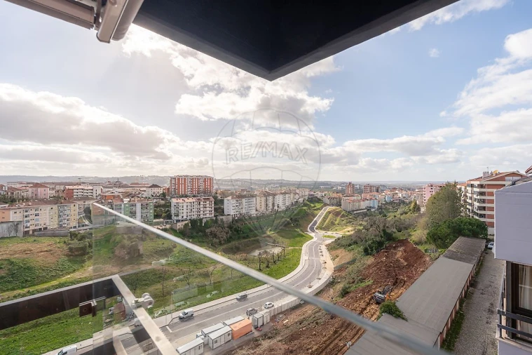 Apartamento T7 para Arrendamento em Santo Antonio dos Olivais Foto 22