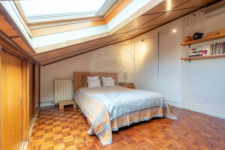 Apartamento T7 para Arrendamento em Santo Antonio dos Olivais Foto 26