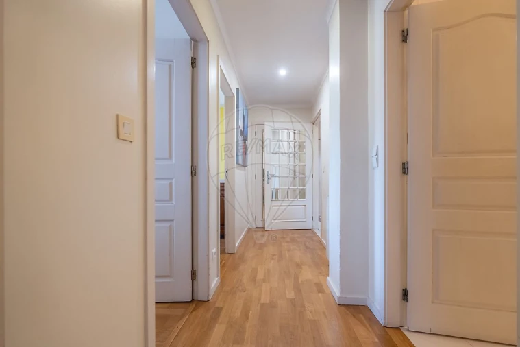 Apartamento T7 para Arrendamento em Santo Antonio dos Olivais Foto 15