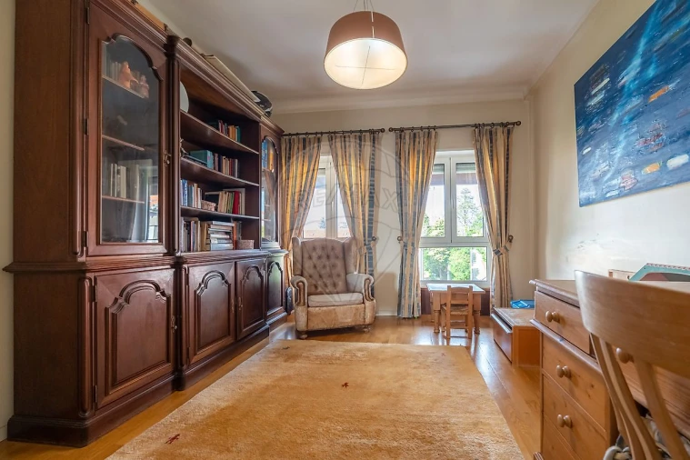 Apartamento T7 para Arrendamento em Santo Antonio dos Olivais Foto 40