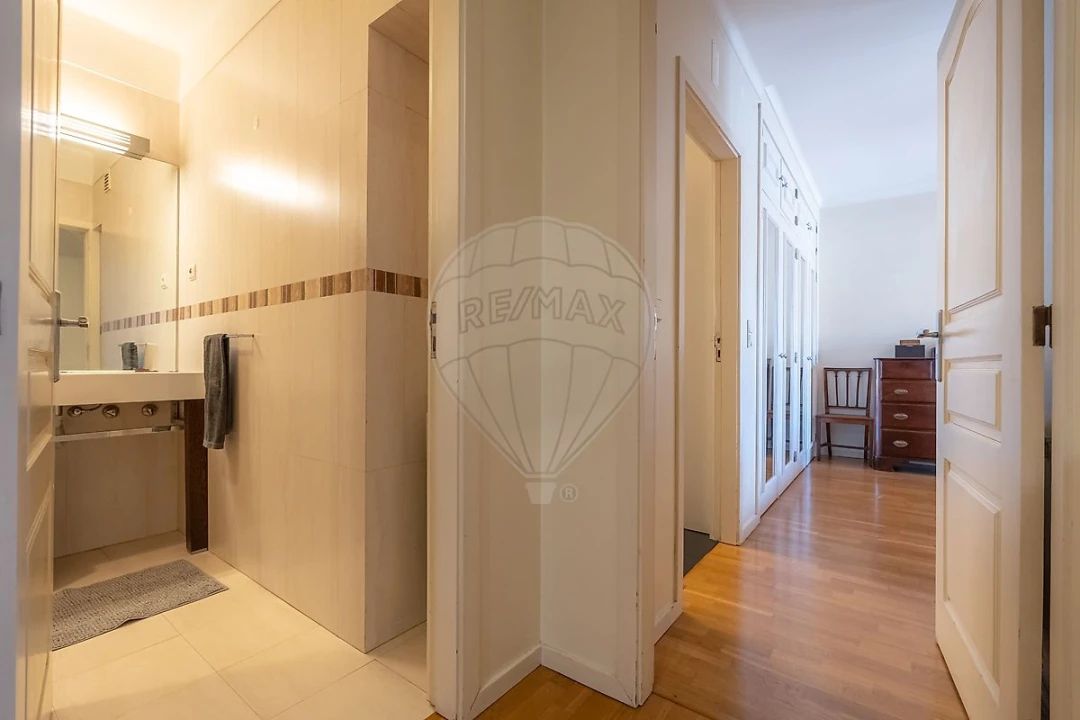 Apartamento T7 para Arrendamento em Santo Antonio dos Olivais Foto 29