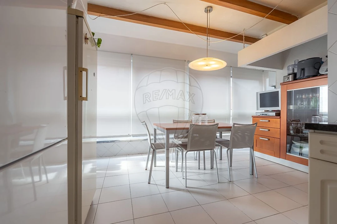 Apartamento T7 para Arrendamento em Santo Antonio dos Olivais Foto 32