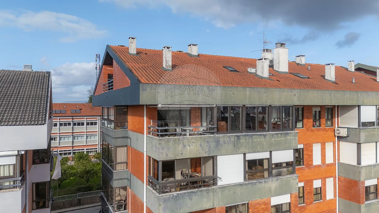 Apartamento T7 para Arrendamento em Santo Antonio dos Olivais Foto 18