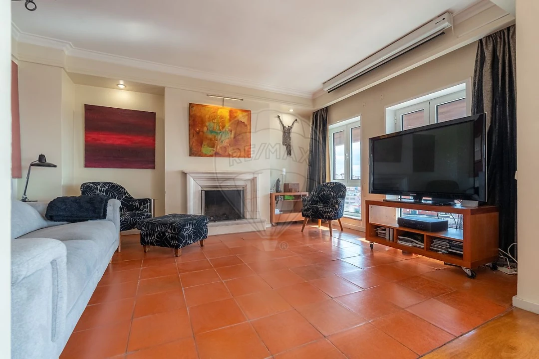 Apartamento T7 para Arrendamento em Santo Antonio dos Olivais Foto 17