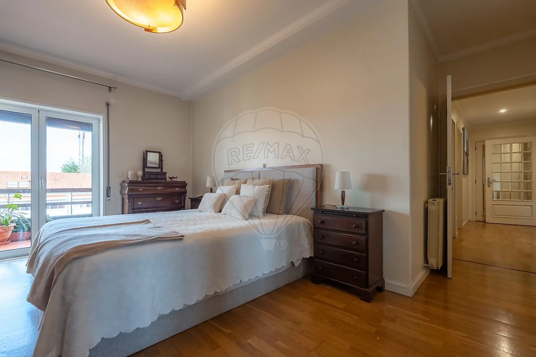 Apartamento T7 para Arrendamento em Santo Antonio dos Olivais Foto 39