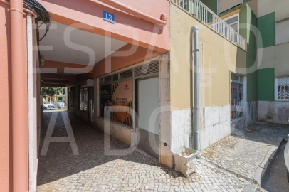 Loja para Venda em Massamá e Monte Abraão