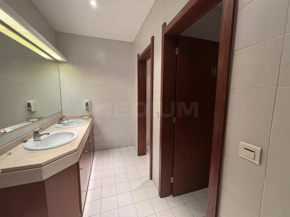 Escritório para Venda em Cidade da Maia Foto 10