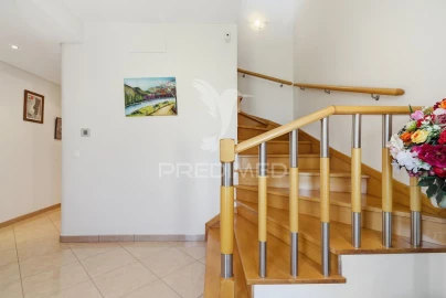 Moradia T5 para Venda em Miragaia e Marteleira