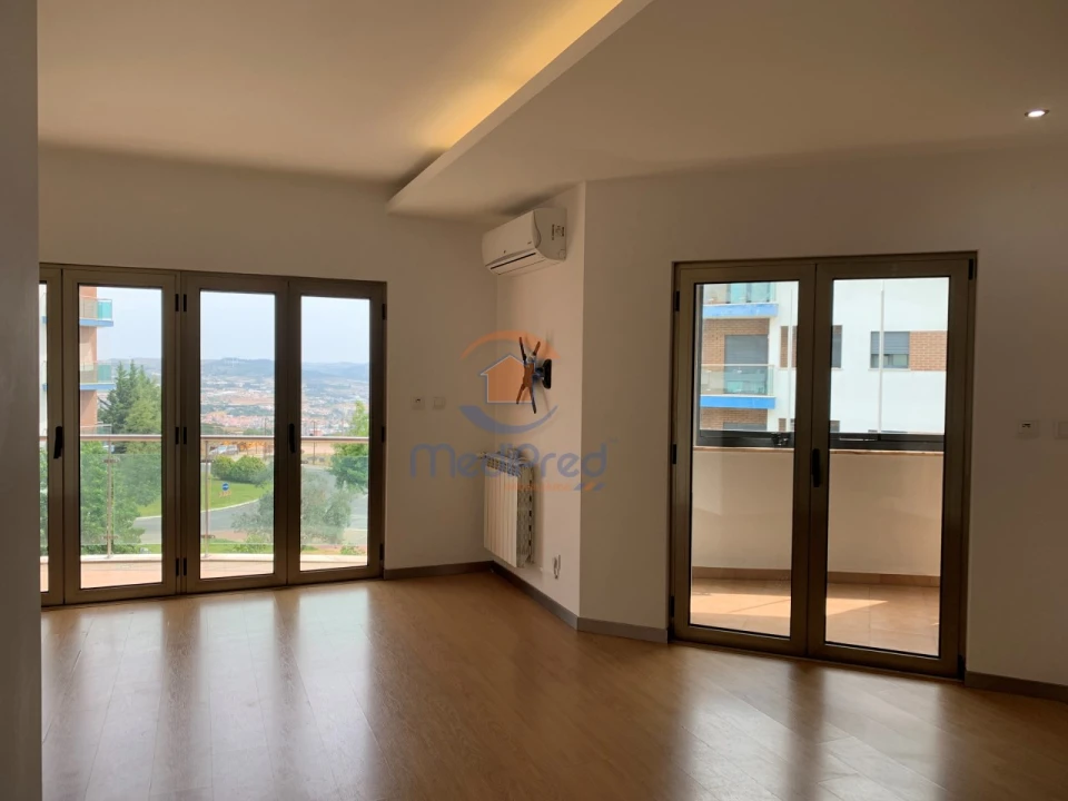 Apartamento T2 para Arrendamento em Ramada e Caneças Foto 2