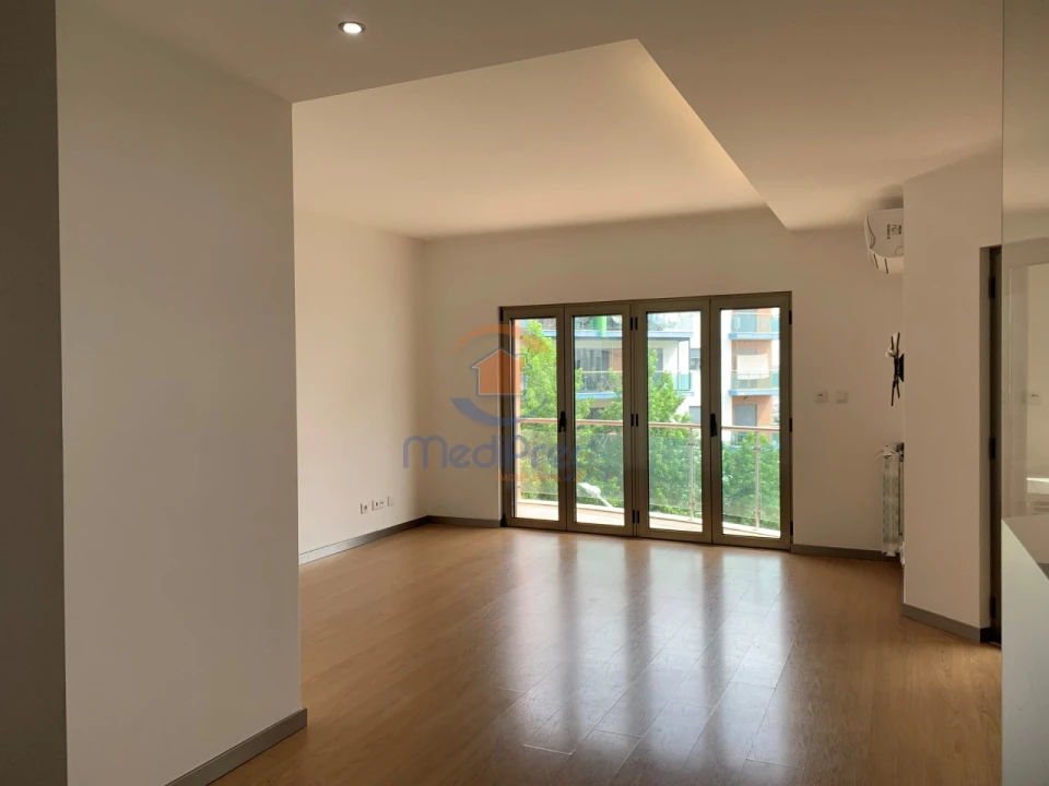 Apartamento T2 para Arrendamento em Ramada e Caneças Foto 1