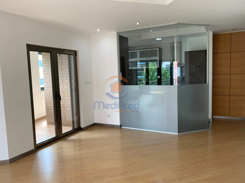 Apartamento T2 para Arrendamento em Ramada e Caneças Foto 8
