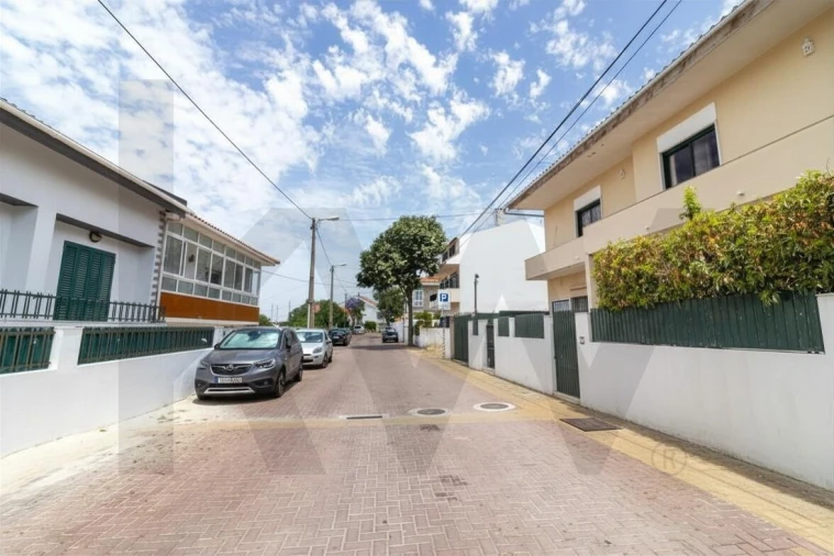 Moradia T5 para Venda em Porto Salvo Foto 2