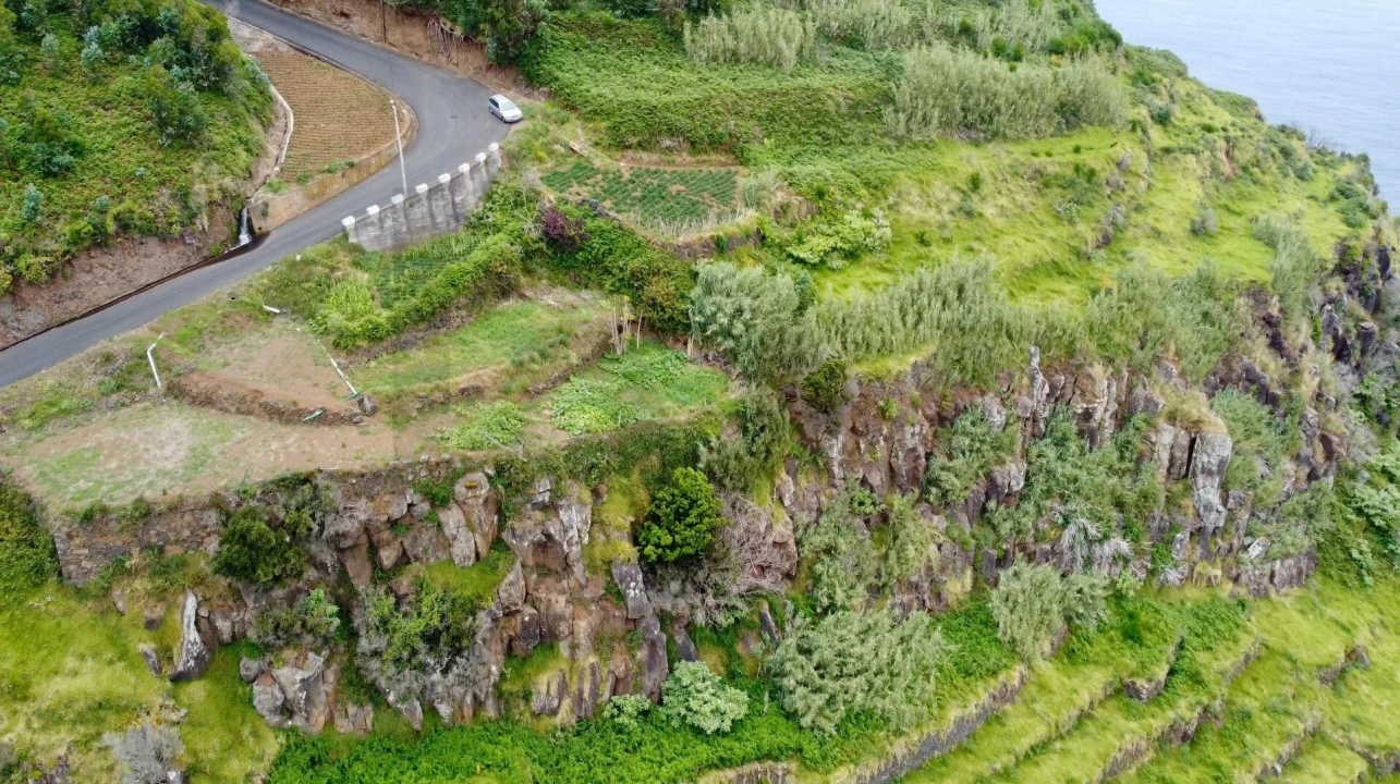 Terreno para Venda em Porto Moniz Foto 3
