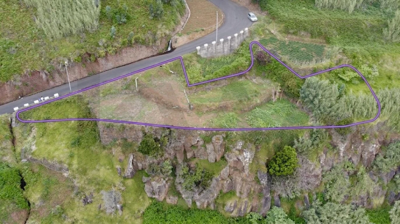 Terreno para Venda em Porto Moniz Foto 1