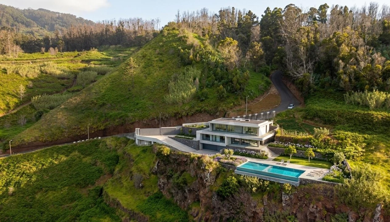 Terreno para Venda em Porto Moniz Foto 2