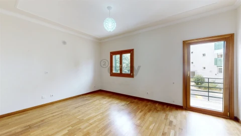 Moradia T5 para Arrendamento em Póvoa de Santa Iria e Forte da Casa