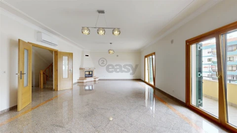 Moradia T5 para Arrendamento em Póvoa de Santa Iria e Forte da Casa
