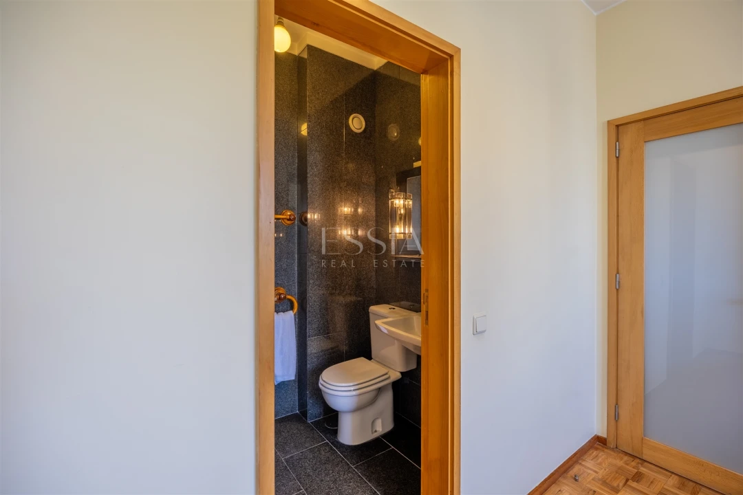 Apartamento T4 para Arrendamento em Lordelo do Ouro e Massarelos Foto 36
