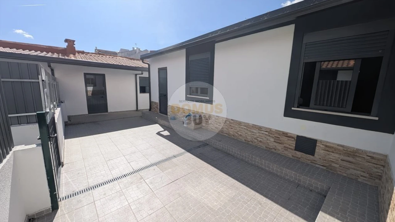 Moradia T2 para Venda em Baixa da Banheira e Vale da Amoreira Foto 1