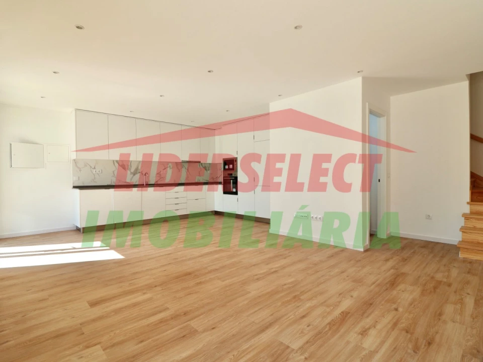 Moradia T3 para Venda em Santa Maria, São Pedro e Matacães Foto 1