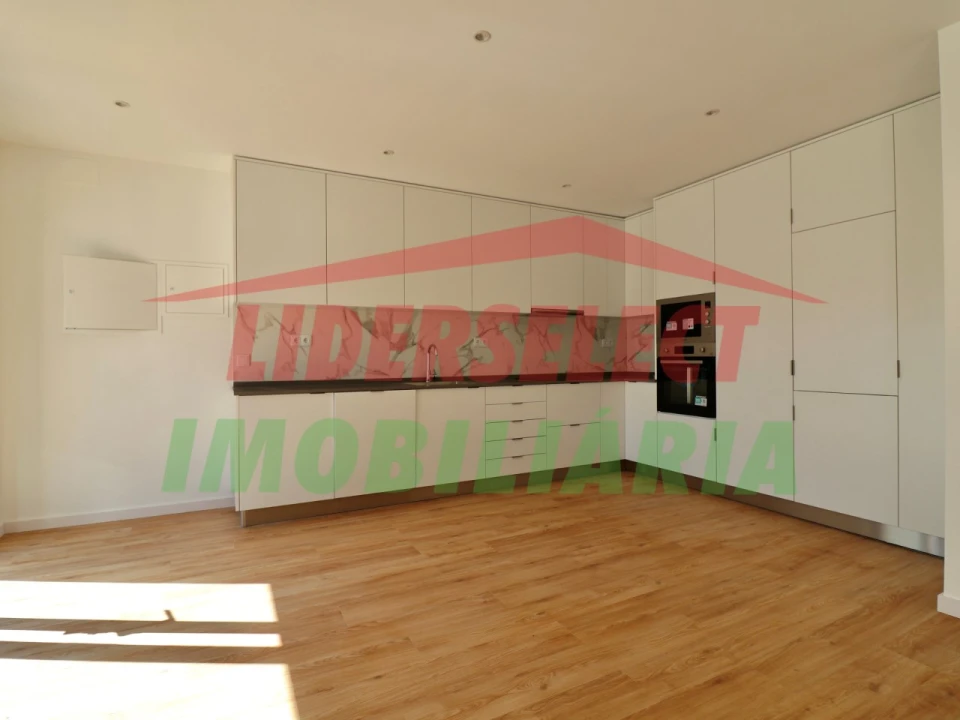 Moradia T3 para Venda em Santa Maria, São Pedro e Matacães Foto 3