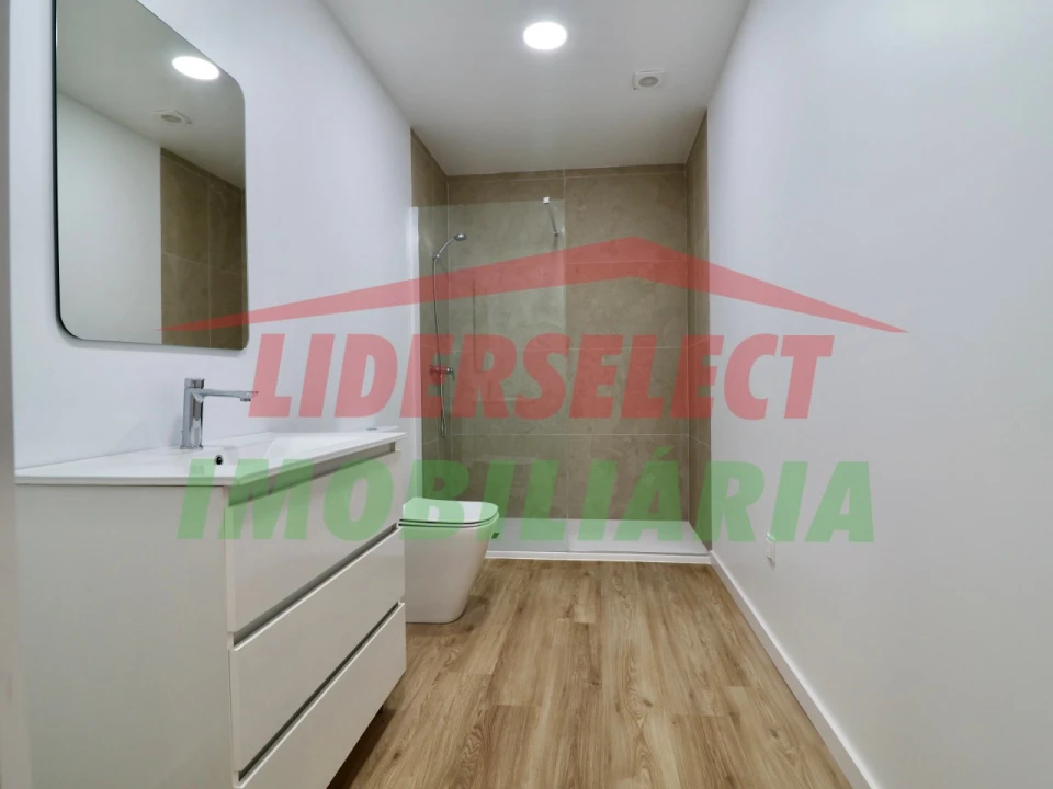 Moradia T3 para Venda em Santa Maria, São Pedro e Matacães Foto 22