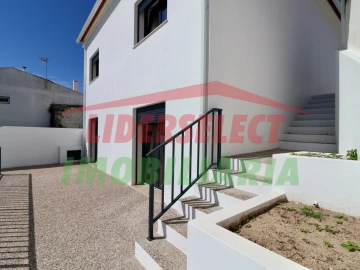 Moradia T3 para Venda em Santa Maria, São Pedro e Matacães