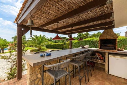 Moradia T4 para Venda em Santa Barbara de Nexe