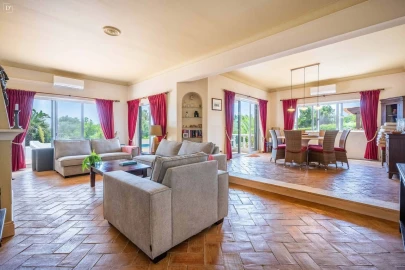 Moradia T4 para Venda em Santa Barbara de Nexe